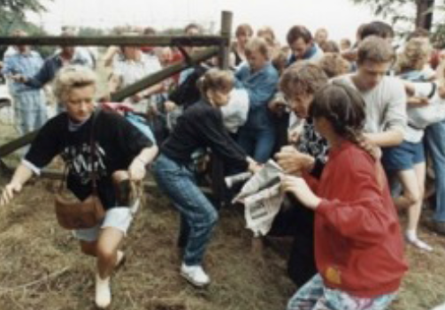 Allemands de l'est fuyant à travers une brèche du Rideau de fer, le 19 août 1989 à Sopron, en Hongrie.